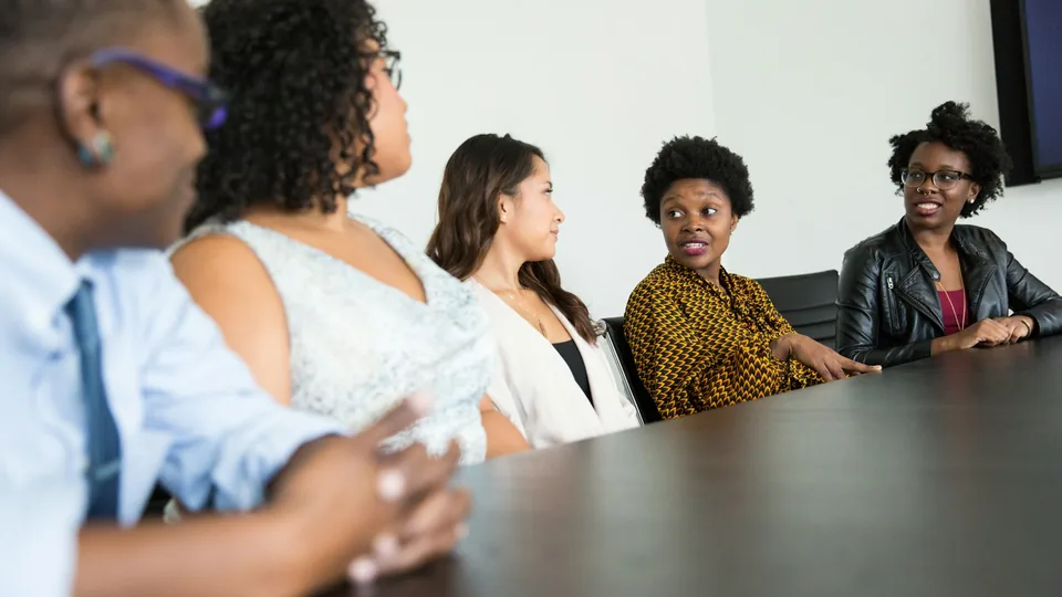 Rendez-vous administratif autour d'une table, dossiers ouverts