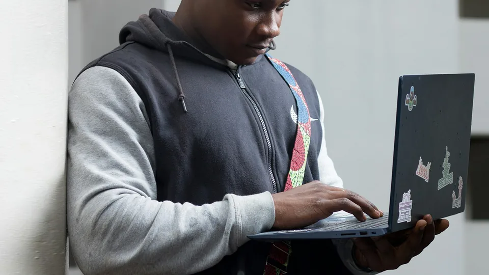 Étudiant remplissant un dossier de candidature sur son ordinateur portable