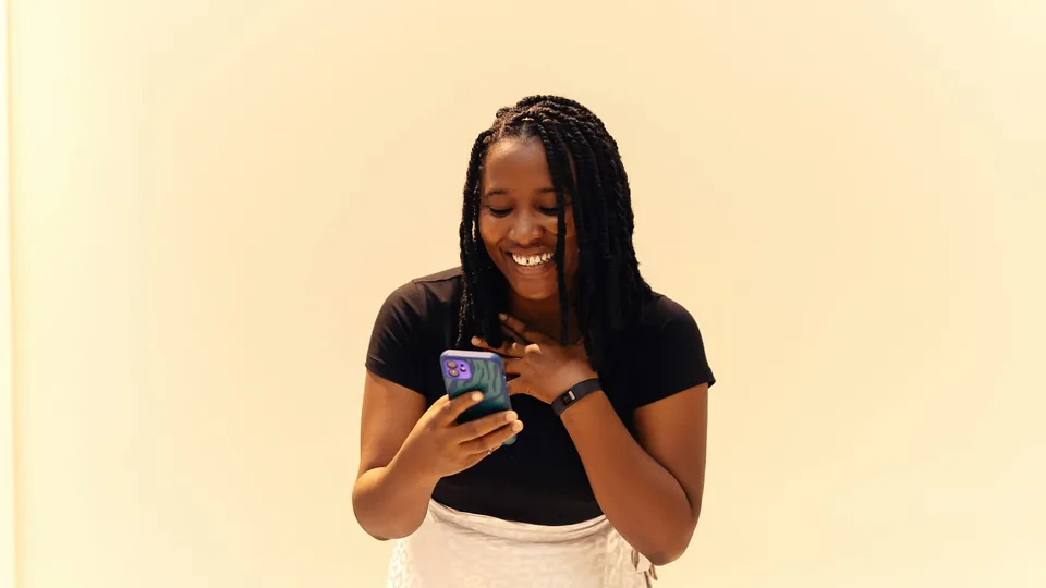 Jeune femme suivant ses dépenses courantes sur son téléphone