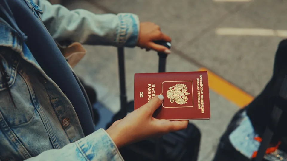 Personne tenant son passeport à la main avant un rendez-vous administratif