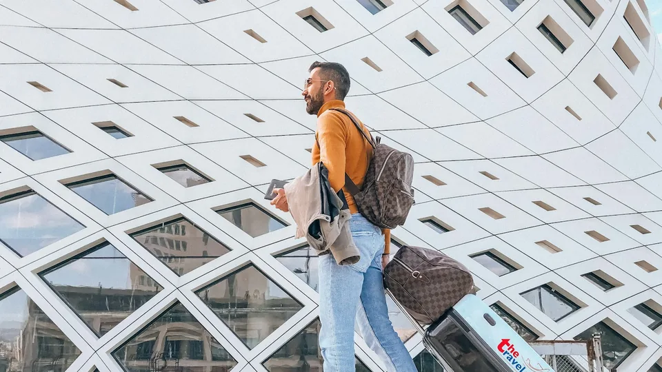 Jeune femme visitant un logement lumineux avant d'emménager